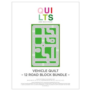Può includere: Un modello di trapunta per una trapunta di veicoli con 12 blocchi stradali. Il motivo presenta uno sfondo verde con strade grigie e un piccolo cerchio al centro. Il testo "QUI LTS AND NICE STUFF" è nella parte superiore dell'immagine. Il testo "VEHICLE QUILT - 12 ROAD BLOCK BUNDLE -" è nella parte inferiore dell'immagine.