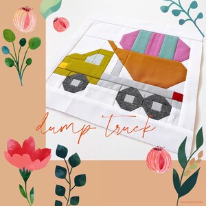 Könnte beinhalten: Ein farbenfroher Patchwork-Quiltblock, der einen Kipplaster darstellt. Der Laster ist gelb, grau und orange mit einer rosafarbenen und blauen Kippmulde. Der Block ist von einem weißen Hintergrund umgeben und die Worte "dump truck" sind unter dem Block geschrieben.