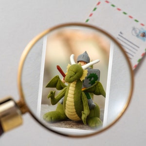 Petite carte postale de Noël - Carte Chevalier et Dragon - Faveur de fête de super-héros - Carte miniature de maison de poupée avec enveloppe