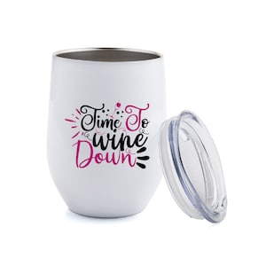 ワインを飲む時間 SVG ワイングラス SVG ワイン愛好家 T シャツ プリント SVG 面白いワインの名言の時間 svg ワインタンブラー svg ワインタイム svg 飲酒の名言