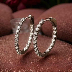 2 mm Rundschliff Moissanit Diamant Huggie Creolen, 14k Weißgold Innen Außenseite Diamant Creolen Ohrringe, Hochzeitsohrringe, Geschenk für Frauen