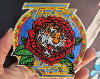 Toppa ricamata con rosa tigre, opera di Robert Hunter