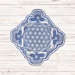 Könnte beinhalten: Ein blauer und weißer Aufkleber mit einem geometrischen Design. Das Design zeigt ein Lebensblume-Muster in einer Schädelform.