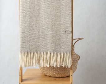 Wolldecke, Sofadecke in beige, gestreift