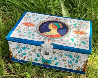Tin box with Renaissance style graphics portrait of a young lady. Italian Renaissance. Box Lover gift. Italian Renaissance Tin box