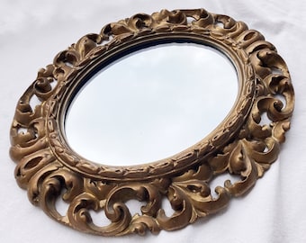 Miroir ovale en bois ajouré et doré. Miroir ovale vintage. Miroir mural ancien. Accessoires d'époque. Décoration d'intérieur classique.