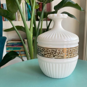 Avon Vintage box in opaline glass. Powder jar in opal glass. Vintage props. Opal white jar. Vintage Props. Opal Vase