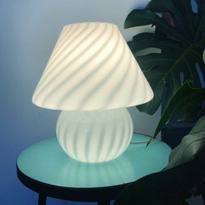 Venini mushroom lamp. Abat jour/table lamp in white spiral glass, Murano manufacture. Design Made in Italy. Mushroom lamp