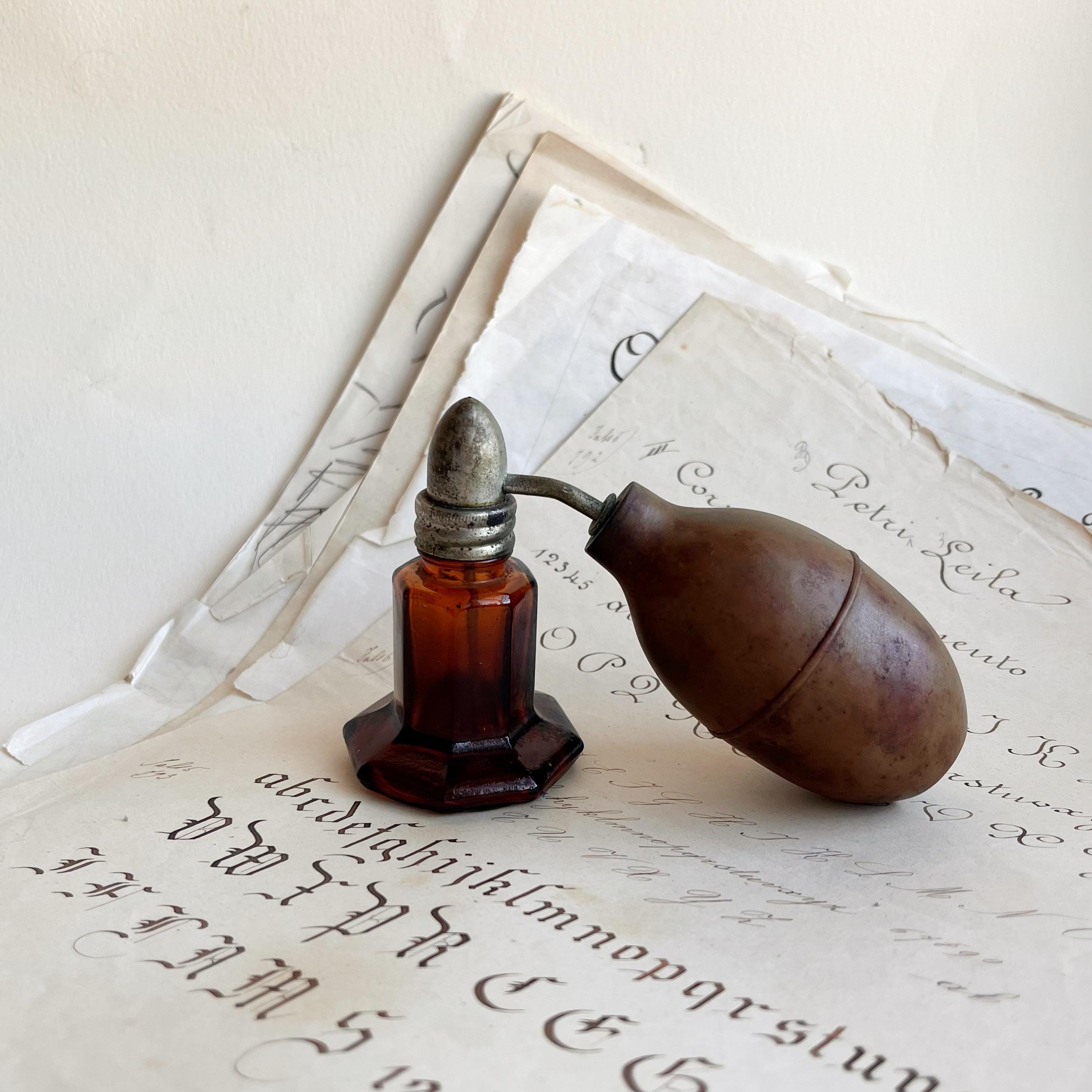 Kleine Parfümflasche aus bernsteinfarbenem Glas mit