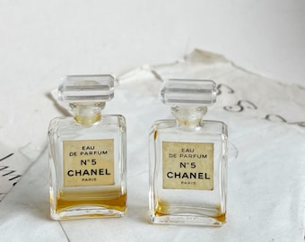 Vintage CHANEL NO. 5 miniatuur parfumflesje, 4 ml. Leeg Chanel NO. 5 miniatuurflesje. Chanel No. 5 flesjescollectie.