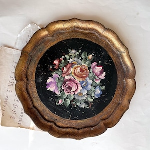Elegante bandeja florentina artesanal con flores pintadas. Bandeja florentina dorada y negra con flores pintadas. Vintage italiana.