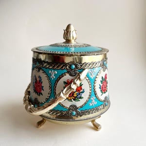 Romantische Vintage-Blechdose mit Blumenmotiv, mit Füßen und Griff. Vintage-Box mit Füßen.  Omas Kiste.