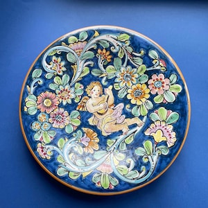 Italian artistic ceramic plate. Decorative plate to hang. Plate with hand-painted putto. Made in Italy. Vietri ceramics. Cherub Plate.