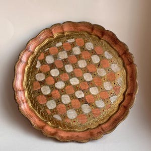 Rundes Tablett aus florentinischer Handwerkskunst. Vintage Florentiner Tablett. Florentiner Tablett, hergestellt in Italien. Wohndekorhaus auf dem Land.