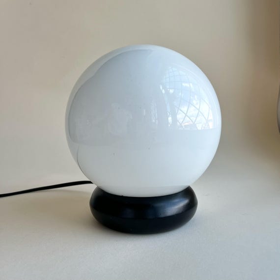 Abat jour/lampada da tavolo con base in metallo nero e vetro bianco. Lampada da comodino anni '70. Home decor. Lampada a palla.