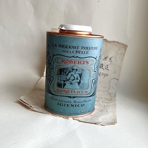 Può includere: Una tazza di ceramica bianca con manico nero e la scritta "But First, Coffee" in nero, in grassetto. La tazza è su una superficie bianca.