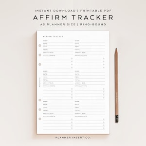 Puede incluir: Una hoja blanca de tamaño A5 con el texto "AFFIRM TRACKER" y un diseño con líneas para rastrear la tienda, la fecha, el artículo, el total, el importe adeudado y los plazos. Un lápiz de madera descansa en el lado derecho.