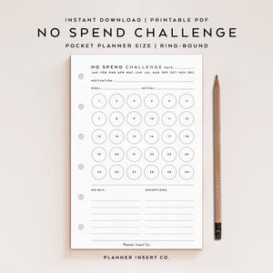 Könnte beinhalten: Ein weißer, ringgebundener Planer-Einsatz im Taschenformat für eine No-Spend-Challenge. Die Seite enthält ein Raster aus dreißig nummerierten Kreisen, Zeilen für Motivation, Ziele und tatsächliche Ausgaben sowie Bereiche für Notizen, mit einem Bleistift.