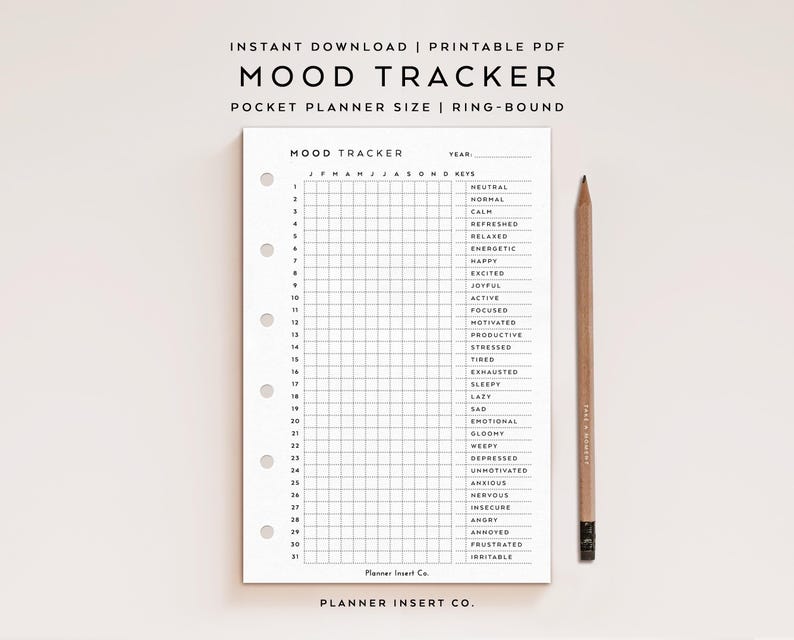 Pu&ograve; includere: Un tracker dell'umore PDF stampabile bianco con una griglia per le voci giornaliere, etichettato con i mesi e i descrittori dell'umore. Il testo "MOOD TRACKER" e "POCKET PLANNER SIZE" sono in alto. Una matita di legno &egrave; appoggiata accanto.