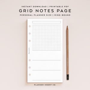 Könnte beinhalten: Eine weiße karierte Notizseite für einen persönlichen Planer, mit dem Text "GRID NOTES PAGE" und "PERSONAL PLANNER SIZE | RING-BOUND". Ein Bleistift liegt neben der Seite. Die Seite hat ein Rastermuster und ist zum Notieren gedacht.