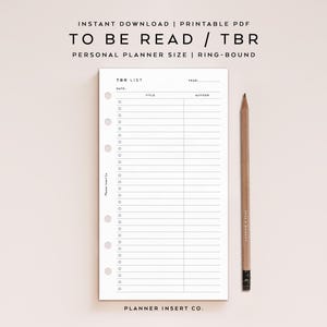 以下が含まれることがあります： リングバインダーデザインの白いTBR（To Be Read）リスト印刷可能PDFプランナーインサート。インサートには日付、タイトル、著者のセクションが含まれており、鉛筆が横に置かれています。「TO BE READ / TBR」というテキストが上部にあります。