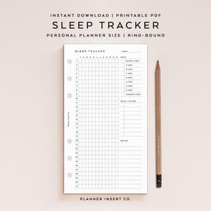Puede incluir: Una hoja blanca para el seguimiento del sueño, diseñada para una agenda personal, con una cuadrícula para el seguimiento diario y una sección para notas. El texto "SLEEP TRACKER" está en la parte superior. Un lápiz de madera descansa al lado. El texto "INSTANT DOWNLOAD | PRINTABLE PDF" está en la parte superior.