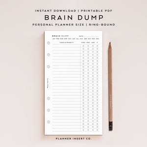 Op de afbeelding: Een witte Brain Dump planner-invoeging met een takenlijst en prioriteitsvakjes. De tekst "Brain Dump" en "Tasks & Priority" zijn zichtbaar. Een houten potlood ligt naast de planner.
