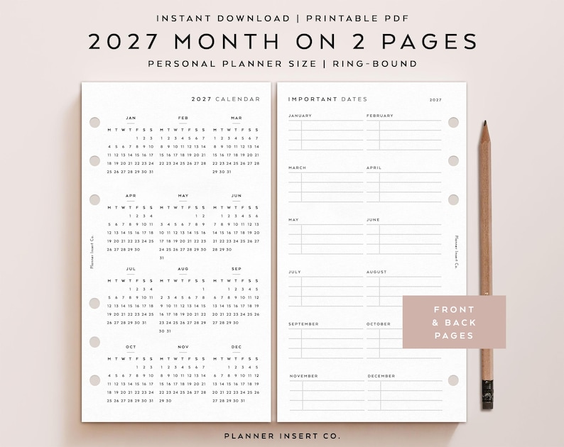 Puede incluir: Inserto de planificador imprimible de 2027 con calendario y espacio para fechas importantes. El texto dice "2027 Month on 2 Pages" y "Personal Planner Size Ring-Bound". Un l&aacute;piz descansa en el lado derecho.