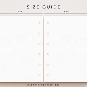 Pu&ograve; includere: Una guida alle taglie per inserti per planner. L'immagine mostra due pagine bianche di planner con misure. Ogni pagina &egrave; larga 8,1 cm e alta 12 cm. Il margine di foratura &egrave; di 1,3 cm. Il testo "SIZE GUIDE" &egrave; in alto.