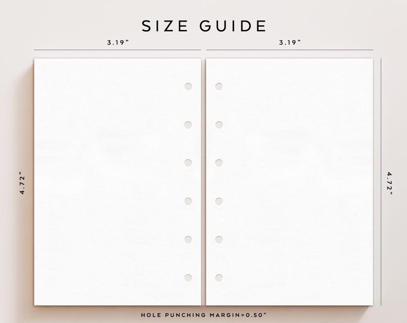 Pu&ograve; includere: Una guida alle taglie per inserti per planner. L'immagine mostra due pagine bianche di planner con misure. Ogni pagina &egrave; larga 8,1 cm e alta 12 cm. Il margine di foratura &egrave; di 1,3 cm. Il testo "SIZE GUIDE" &egrave; in alto.