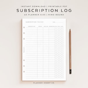 Op de afbeelding: Een witte, afdrukbare PDF-abonnementenlog met de tekst "SUBSCRIPTION LOG" en "A5 PLANNER SIZE | RING-BOUND". De log bevat secties voor abonnement, bedrag, vervaldatum en verlengingsstatus. Een potlood ligt rechts.