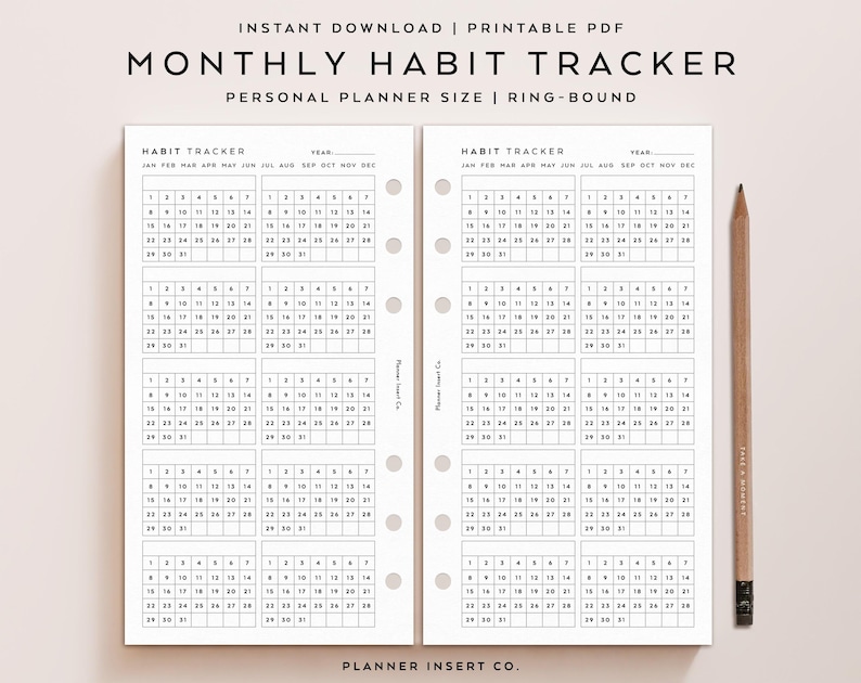 Op de afbeelding: Een printbare maandelijkse gewoontetracker voor persoonlijke planners. De tracker is ontworpen voor ringbandplanners en bevat een raster voor elke maand van het jaar. De tracker is zwart-wit en heeft een eenvoudig ontwerp.