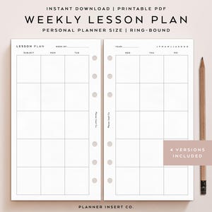 Op de afbeelding: Printbare wekelijkse lesplan sjabloon voor een persoonlijke planner. De sjabloon heeft een vakkolom, dagen van de week en een sectie voor het jaar. De tekst "4 Versies Inbegrepen" staat in een roze kader.