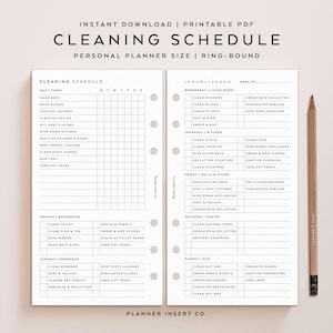 Op de afbeelding: Een afdrukbare schoonmaakplanner met een beige achtergrond. De planner bevat dagelijkse, wekelijkse en maandelijkse taken. De tekst "CLEANING SCHEDULE" staat bovenaan. Aan de rechterkant van de planner staat een houten potlood.