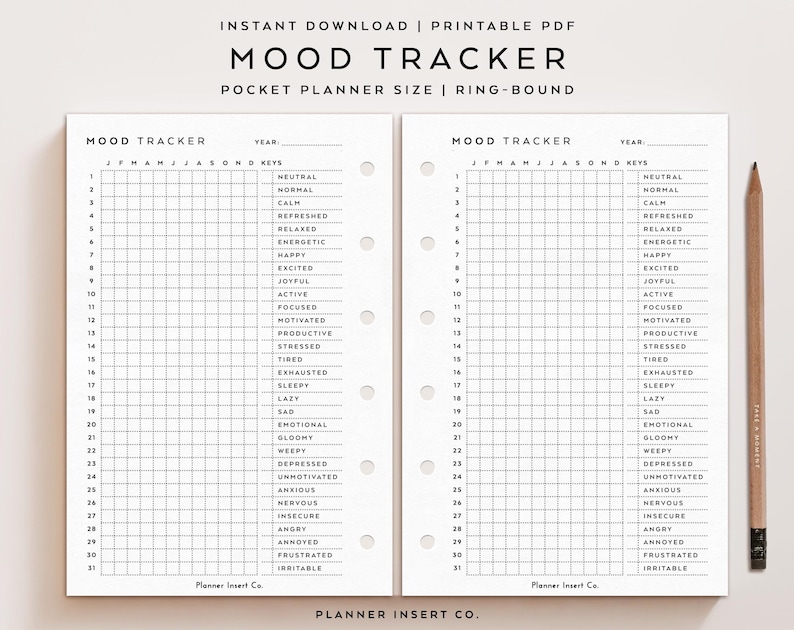 Pu&ograve; includere: Un tracker dell'umore PDF stampabile con un layout a griglia per le voci giornaliere. Il planner include una chiave per il monitoraggio degli stati d'animo come neutro, felice e ansioso. Una matita &egrave; appoggiata sul lato destro del planner. Il testo in alto recita "Download istantaneo | PDF stampabile".