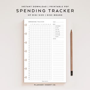 Może przedstawiać: Biały arkusz śledzenia wydatków z układem siatki do planowania finansowego. Tekst "SPENDING TRACKER" znajduje się na górze, poniżej "HP MINI SIZE | DISC-BOUND". Drewniany ołówek spoczywa po prawej stronie. Tekst "PLANNER INSERT CO." znajduje się na dole.