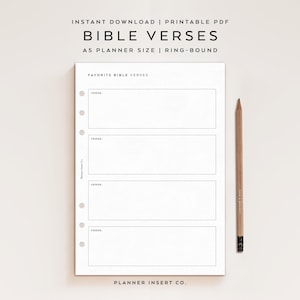 Könnte beinhalten: Ein weißer A5-Planereinsatz mit dem Text "BIBLE VERSES" und "FAVORITE BIBLE VERSES". Der Einsatz hat vier Abschnitte für Verse und ist ringgebunden. Ein Bleistift aus Holz liegt neben dem Planer.
