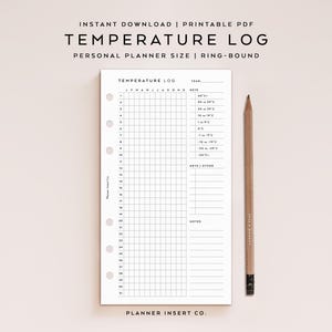 Könnte beinhalten: Ein weißer, druckbarer Temperaturprotokoll-Planereinleger mit schwarzem Text und Rasterlinien. Die Seite enthält einen Monatskalender, einen Temperaturschlüssel und einen Notizbereich. Ein Holzbleistift liegt vertikal neben dem Papier, das an der linken Seite sechs kreisförmige Löcher für eine Ringbindung aufweist.