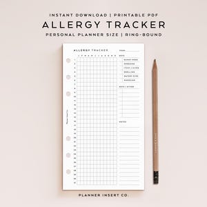 Könnte beinhalten: Ein weißer, ausdruckbarer Allergie-Tracker-Planer-Einsatz mit schwarzem Text und Rasterlinien, der eine Spalte für Daten, Monate und Symptom-Schlüssel wie laufende Nase, Niesen, Juckreiz, Schwellungen und tränende Augen enthält, neben einem Holzbleistift.