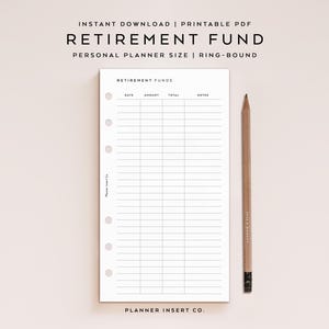 Può includere: Un inserto per planner bianco con le parole "RETIREMENT FUND" stampate in alto. L'inserto ha colonne per data, importo, totale e note. Una matita di legno poggia sul lato destro dell'immagine. Il testo "PLANNER INSERT CO." è in basso.