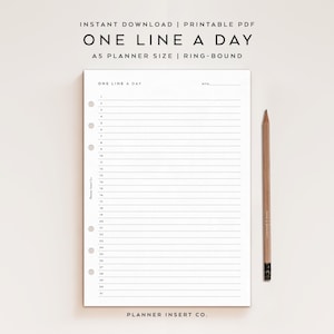 Op de afbeelding: Een witte keramische mok met een zwarte handgreep en de tekst "But first, coffee" in een handschriftstijl. De mok staat op een wit oppervlak. De mok is ongeveer 10 cm hoog.