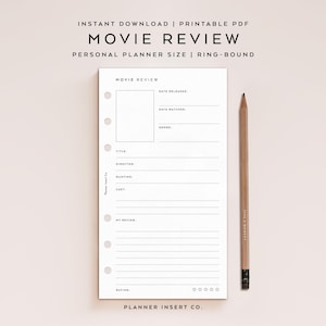 Peut inclure: Une fiche de revue de film blanche avec des sections pour le titre, le réalisateur et la distribution. Le texte "MOVIE REVIEW" est en haut. Un crayon en bois est à droite. Le texte "PERSONAL PLANNER SIZE | RING-BOUND" est en haut. Le texte "PLANNER INSERT CO." est en bas.
