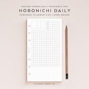 Pode incluir: Uma folha branca para planejador pessoal Hobonichi Daily com um layout de grade e caixas de seleção. A folha é de anel e inclui o texto "Download instantâneo | PDF imprimível" e "Hobonichi Daily". Um lápis de madeira repousa à direita.