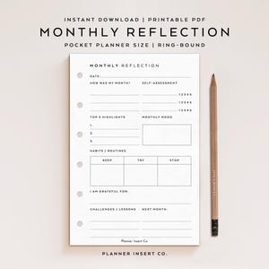 Può includere: Un set di tre tazze in ceramica con finitura opaca e macchiettata. Le tazze sono nei toni del crema, grigio chiaro e grigio scuro. Ogni tazza ha un design semplice e moderno e un manico arrotondato.