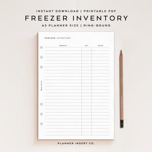 Könnte beinhalten: Ein weißes A5-Planer-Insert mit dem Text "FREEZER INVENTORY" und einer linierten Tabelle zur Verfolgung des Gefrierinhalts. Ein Bleistift aus Holz liegt neben dem Planer. Oben im Bild steht "INSTANT DOWNLOAD | PRINTABLE PDF".