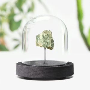 Può includere: Una tazza di ceramica bianca con manico nero e la scritta "But First, Coffee" in grassetto nero. La tazza è posta su uno sfondo sfocato, che suggerisce un'ambientazione accogliente. La tazza misura circa 10 cm di altezza.