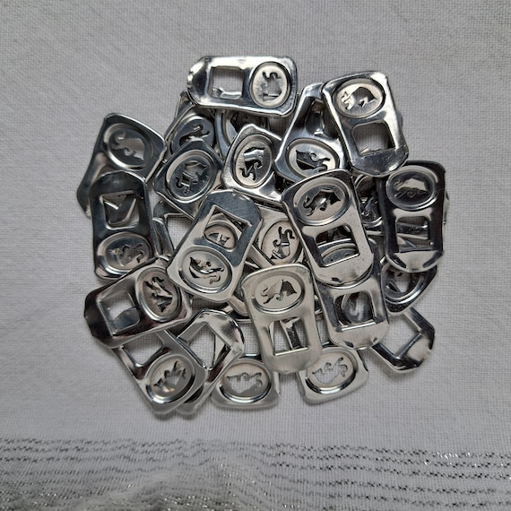 Lot De 900+ Anneaux De Canette (pull-tabs) Aluminium Rouge - Pour Artisanat, Couture, Charité - Occasion Nettoyé