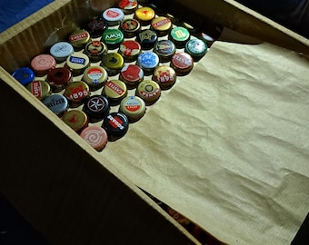 100 chapas de cerveza sudafricanas, ideales como regalo de coleccionista o para proyectos de manualidades.