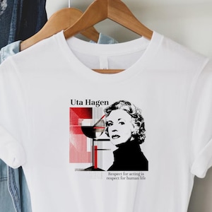 Può includere: T-shirt bianca con un ritratto in bianco e nero di Uta Hagen, una grafica di calice di vino e la scritta "Respect for acting is respect for human life". Il design include forme geometriche rosse e nere.