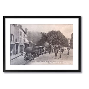 Affiche Ancienne en noir et blanc du Départ du Train sur la place Lamartine de Clermont Ferrand dans la France de 1900